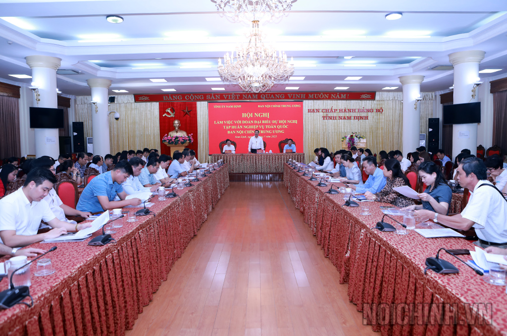 Đoàn cán bộ cộng tác viên Tạp chí Nội chính nghiên cứu thực tế tại tỉnh Nam Định
