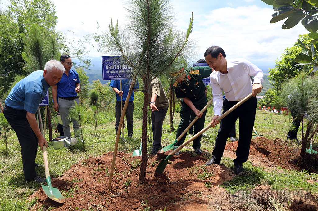 Đồng chí Nguyễn Thái Học, Phó Trưởng Ban Nội chính Trung ương trồng cây lưu niệm tại Bia di tích lịch sử điểm cao 1049, huyện Sa Thầy