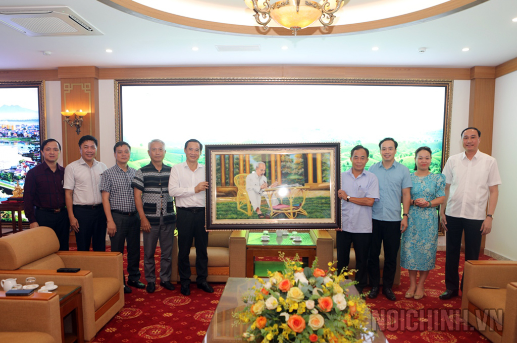 Đồng chí Nguyễn Thái Học, Phó Trưởng Ban Nội chính Trung ương trao quà lưu niệm tặng Ban Nội chính Tỉnh ủy Phú Thọ nhân dịp kỷ niệm 10 năm tái lập Ban Nội chính Tỉnh ủy