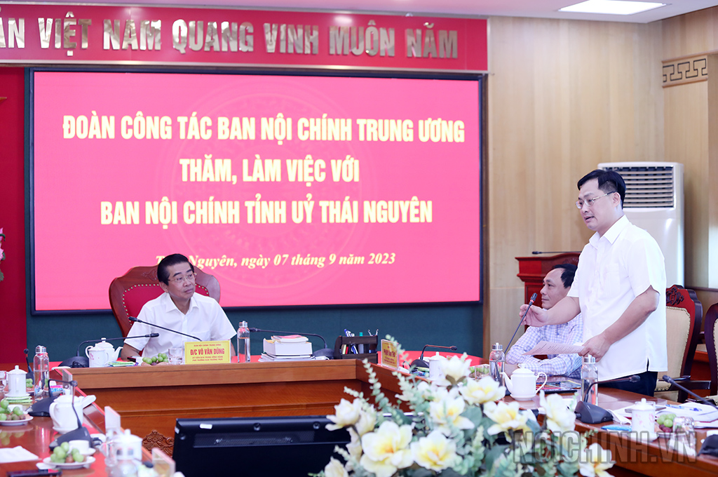 Đồng chí Nguyễn Tuấn Phương, Phó Trưởng Ban Nội chính Tỉnh ủy Thái Nguyên trình bày báo cáo tại buổi lảm việc