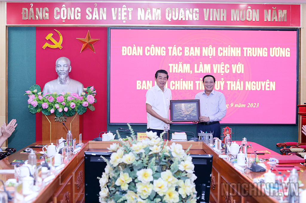 Đồng chí Võ Văn Dũng, Ủy viên Trung ương Đảng, Phó Trưởng ban Thường trực Ban Nội chính Trung ương trao quà lưu niệm tặng Ban Nội chính Tỉnh ủy Thái Nguyên