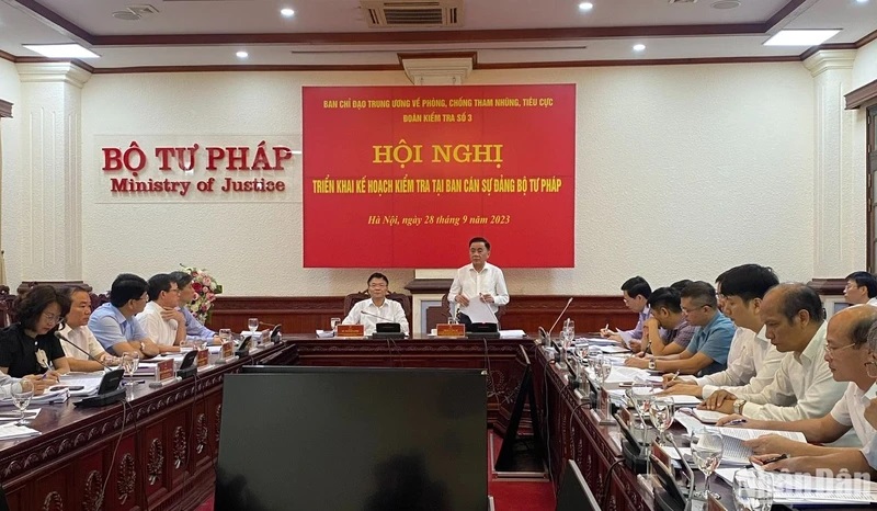 Đồng chí Trần Cẩm Tú, Ủy viên Bộ Chính trị, Bí thư Trung ương Đảng, Chủ nhiệm Ủy ban Kiểm tra Trung ương phát biểu kết luận Hội nghị