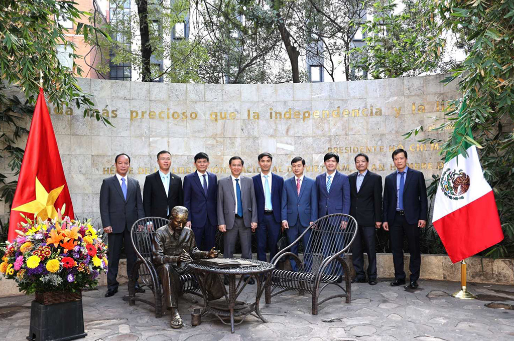 Đồng chí Nguyễn Thái Học, Phó Trưởng Ban Nội chính Trung ương và Đoàn đại biểu thăm tượng đài Chủ tịch Hồ Chí Minh tại Mexico 