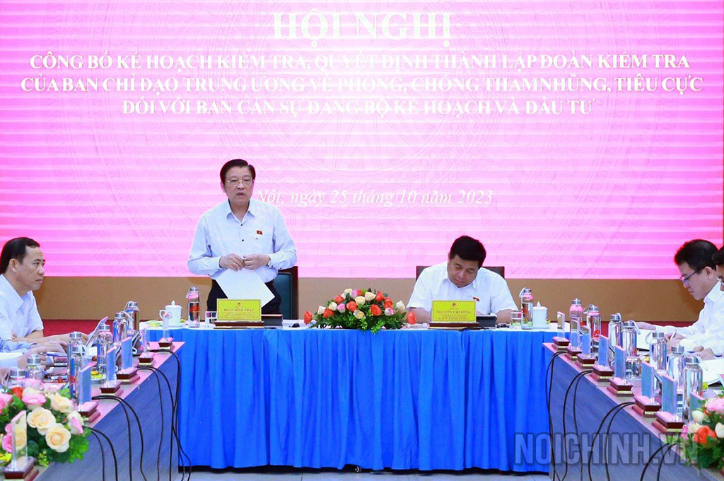 Đồng chí Phan Đình Trạc, Ủy viên Bộ Chính trị, Bí thư Trung ương Đảng, Trưởng Ban Nội chính Trung ương, Trưởng Đoàn kiểm tra phát biểu tại Hội nghị