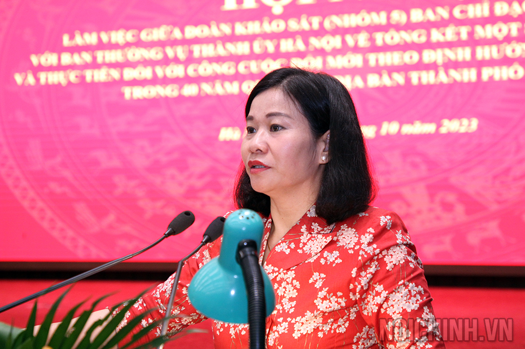 Đồng chí Nguyễn Thị Tuyến, Ủy viên Trung ương Đảng, Phó Bí thư Thường trực Thành ủy Hà Nội trình bày báo cáo tại Hội nghị