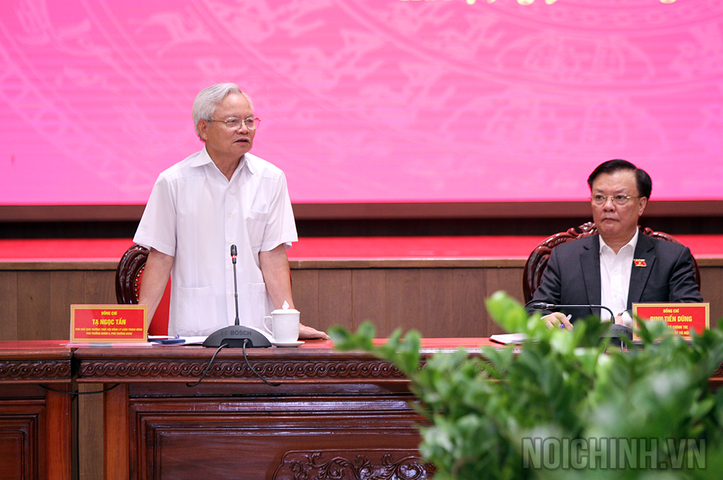 Đồng chí Tạ Ngọc Tấn, Phó Chủ tịch Thường trực Hội đồng Lý luận Trung ương, Phó trưởng Đoàn khảo sát  phát biểu tại Hội nghị