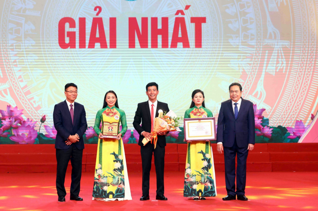 Đồng chí Trần Thanh Mẫn và đồng chí Lê Thành Long trao giải Nhất cho đội Hà Tĩnh