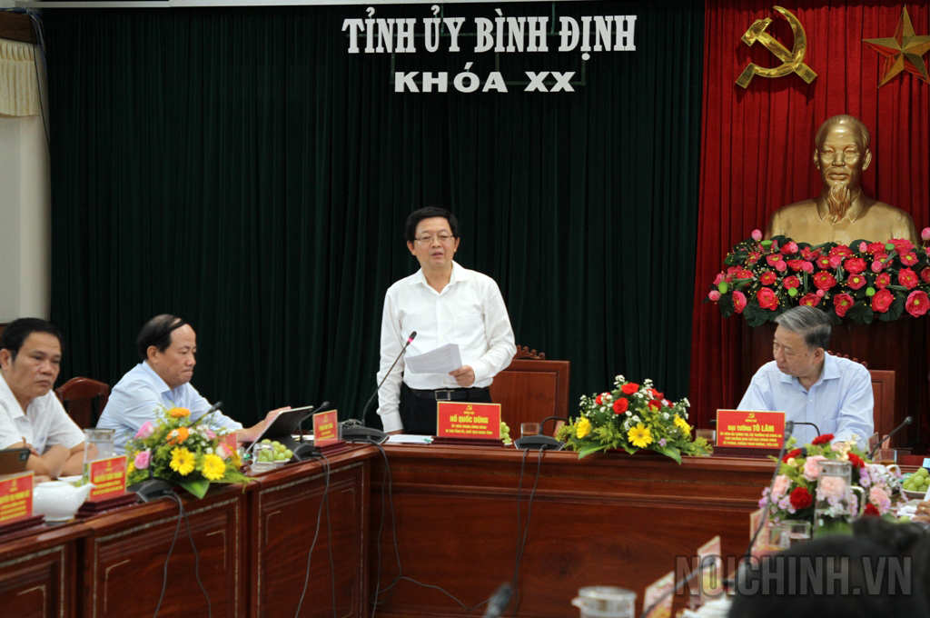 Đồng chí Hồ Quốc Dũng, Ủy viên Trung ương Đảng, Bí thư Tỉnh ủy, Chủ tịch HĐND tỉnh Bình Định phát biểu tại Hội nghị