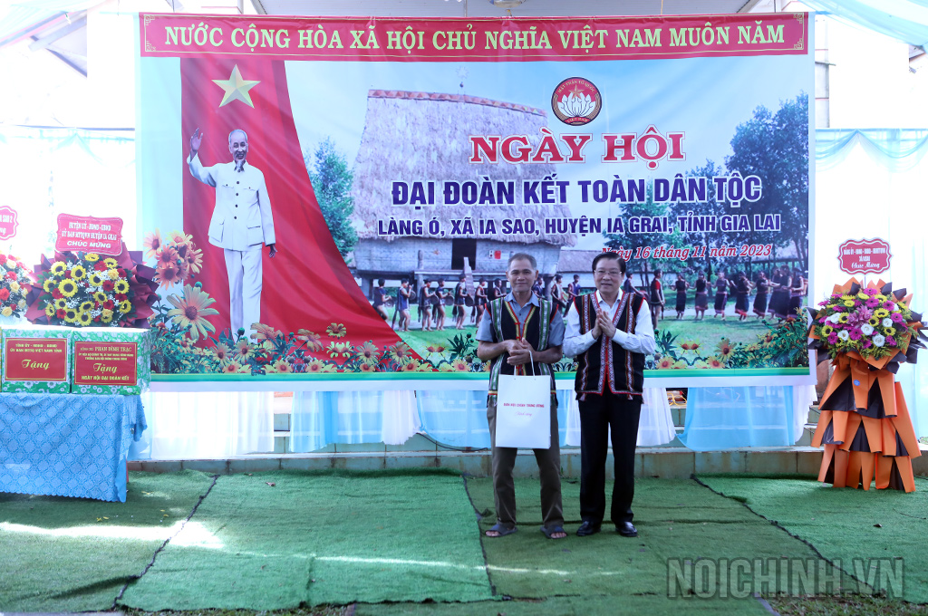 Đồng chí Phan Đình Trạc, Ủy viên Bộ Chính trị, Bí thư Trung ương Đảng, Trưởng Ban Nội chính Trung ương tặng quà cho Già làng
