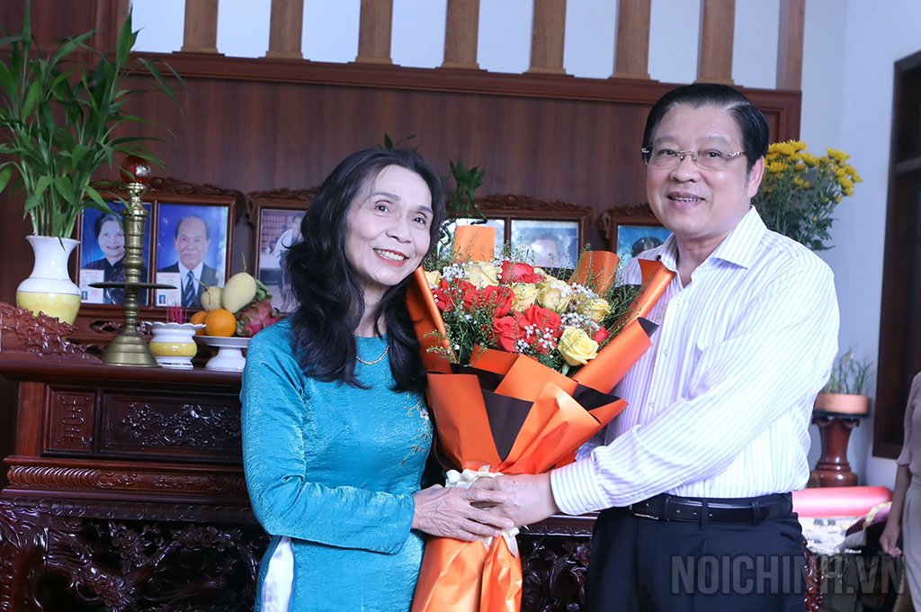 Đồng chí Phan Đình Trạc, Ủy viên Bộ Chính trị, Bí thư Trung ương Đảng, Trưởng Ban Nội chính Trung ương chúc mừng Nhà giáo ưu tú Nay HTuyết