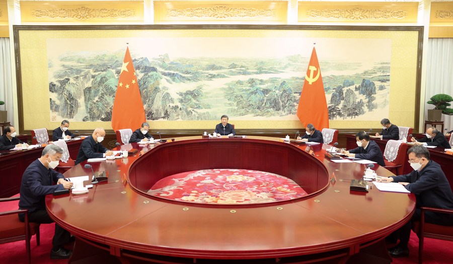 Tổng Bí thư Tập Cận Bình chủ trì một cuộc họp Bộ Chính trị Ban Chấp hành Trung ương Đảng Cộng sản Trung Quốc (Ảnh: Tân Hoa Xã)