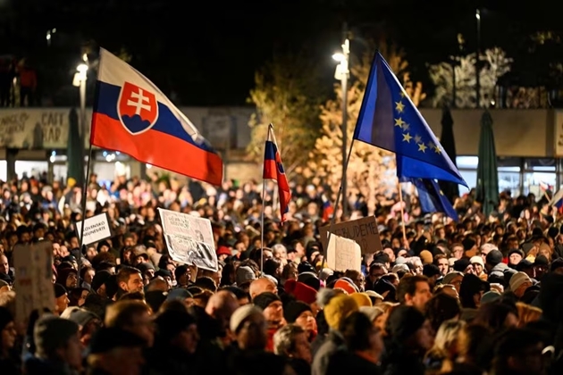 Biểu tình phản đối kế hoạch của Chính phủ giải thể Văn phòng Công tố đặc biệt, tại Bratislava, Slovakia, ngày 12/12/2023. Ảnh: REUTERS/Radovan Stoklasa