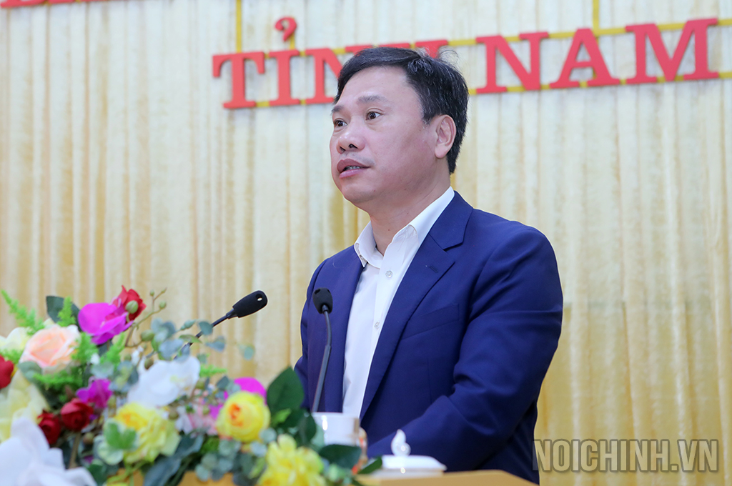 Đồng chí Hoàng Nguyên Dự, Ủy viên Ban Thường vụ, Trưởng Ban Nội chính Tỉnh ủy Nam Định trình bày Báo cáo tại Hội nghị