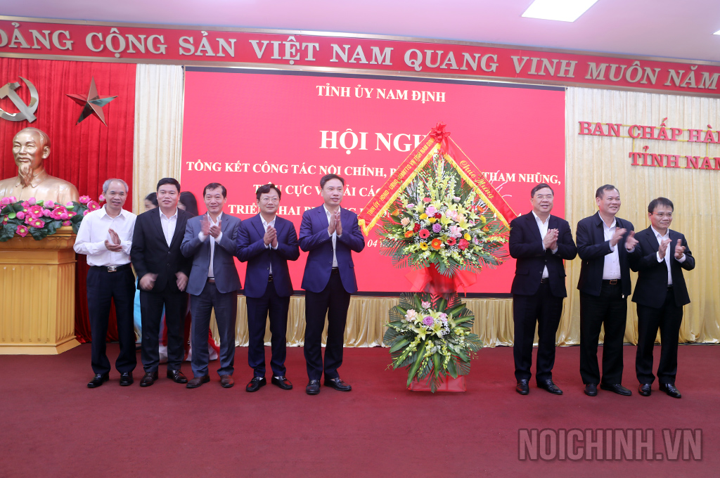 Lãnh đạo Tỉnh Nam Định tặng hoa chúc mừng Ban Nội chính Tỉnh ủy Nam Định nhân dịp 58 năm Ngày truyền thống ngành Nội chính Đảng