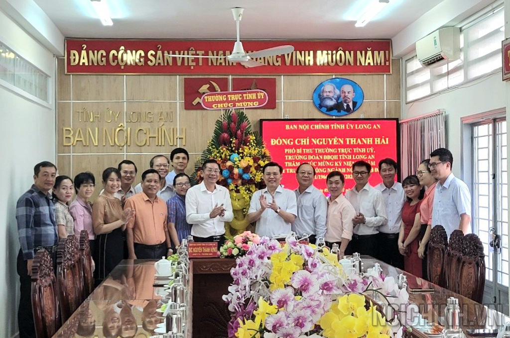 Đồng chí Nguyễn Thanh Hải, Phó Bí thư Thường trực Tỉnh ủy Long An chúc mừng Ban Nội chính tỉnh ủy