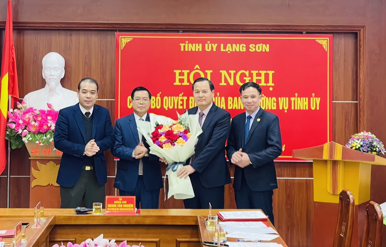 Tập thể Lãnh đạo Ban Nội chính Tỉnh ủy tặng hoa chúc mừng đồng chí Phùng Quang Hội