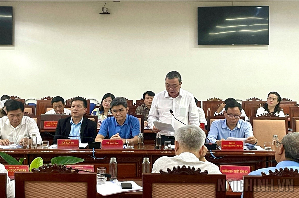 Đồng chí Lê Quang Trung, Phó Trưởng Ban Nội chính Tỉnh ủy Khánh Hòa  phát biểu tham luận tại Hội nghị