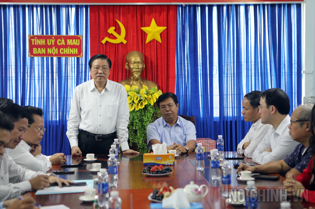 Đồng chí Phan Đình Trạc phát biểu tại buổi làm việc với cán bộ, công chức Ban Nội chính Tỉnh ủy Cà Mau