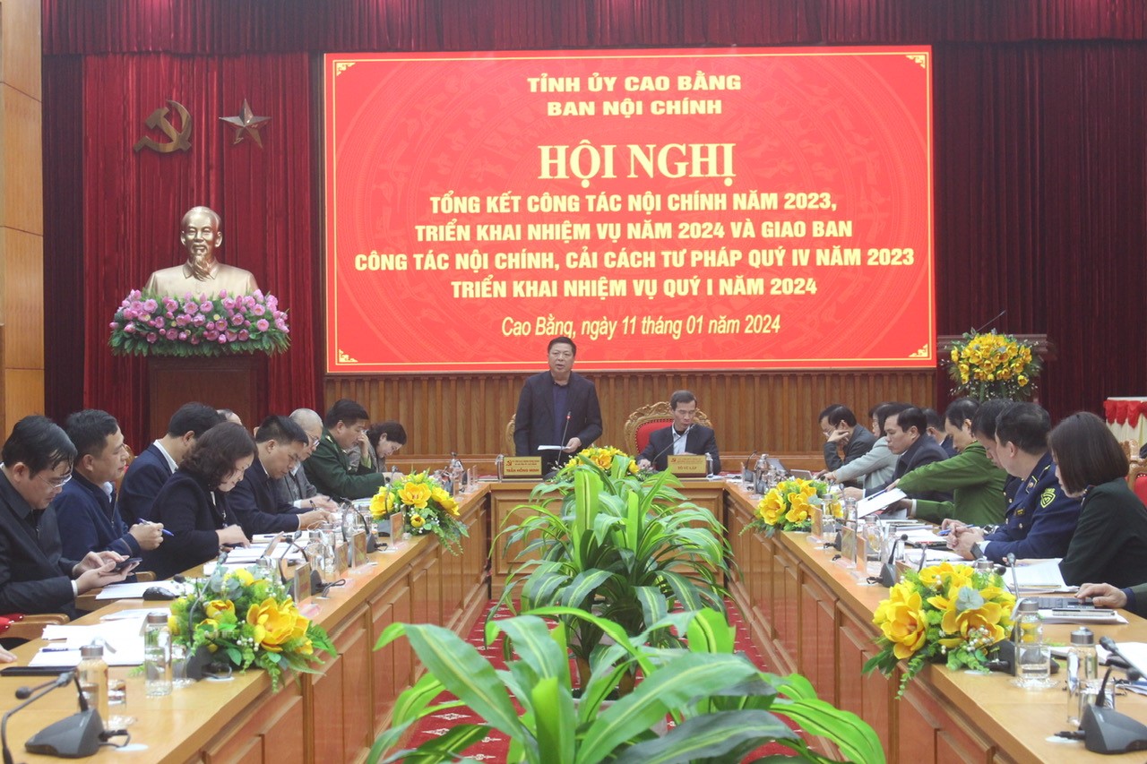 Đồng chí Trần Hồng Minh, Ủy viên Trung ương Đảng, Bí thư Tỉnh ủy, Trưởng Đoàn đại biểu Quốc hội tỉnh phát biểu phát biểu kết luận Hội nghị