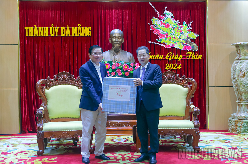 Đồng chí Phan Đình Trạc, Ủy viên Bộ Chính trị, Bí thư Trung ương Đảng, Trưởng Ban Nội Chính Trung ương tặng quà Thành ủy Đà Nẵng