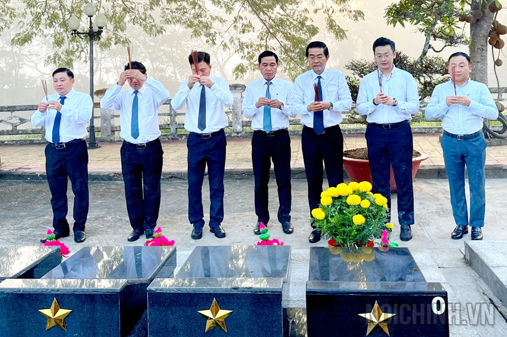 Đoàn cán bộ Ban Nội chính Trung ương và tỉnh Bạc Liêu dâng hương tại Nghĩa trang Liệt sĩ tỉnh Bạc Liêu