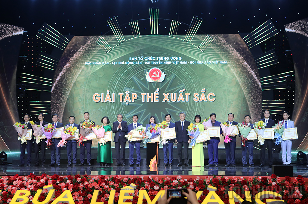 Các đồng chí: Nguyễn Quang Dương, Phó trưởng Ban Tổ chức Trung ương; trao Giải Tập thể xuất sắc 