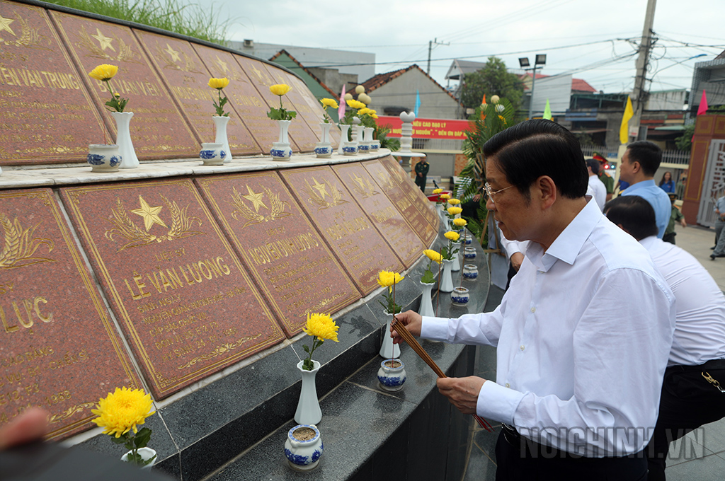  Đồng chí Phan Đình Trạc thắp hương lên từng bia mộ liệt sĩ
