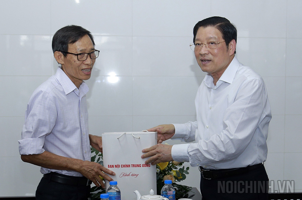 Đồng chí Phan Đình Trạc, Ủy viên Bộ Chính trị, Bí thư Trung ương Đảng, Trưởng Ban Nội chính Trung ương tặng quà thương binh Bùi Đức Thoan
