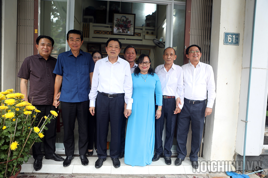 Các đồng chí lãnh đạo Ban Nội chính Trung ương và lãnh đạo tỉnh Bình Định thăm và chụp ảnh cùng gia đình Anh hùng lực lượng vũ trang nhân dân Nguyễn Thị Phúc