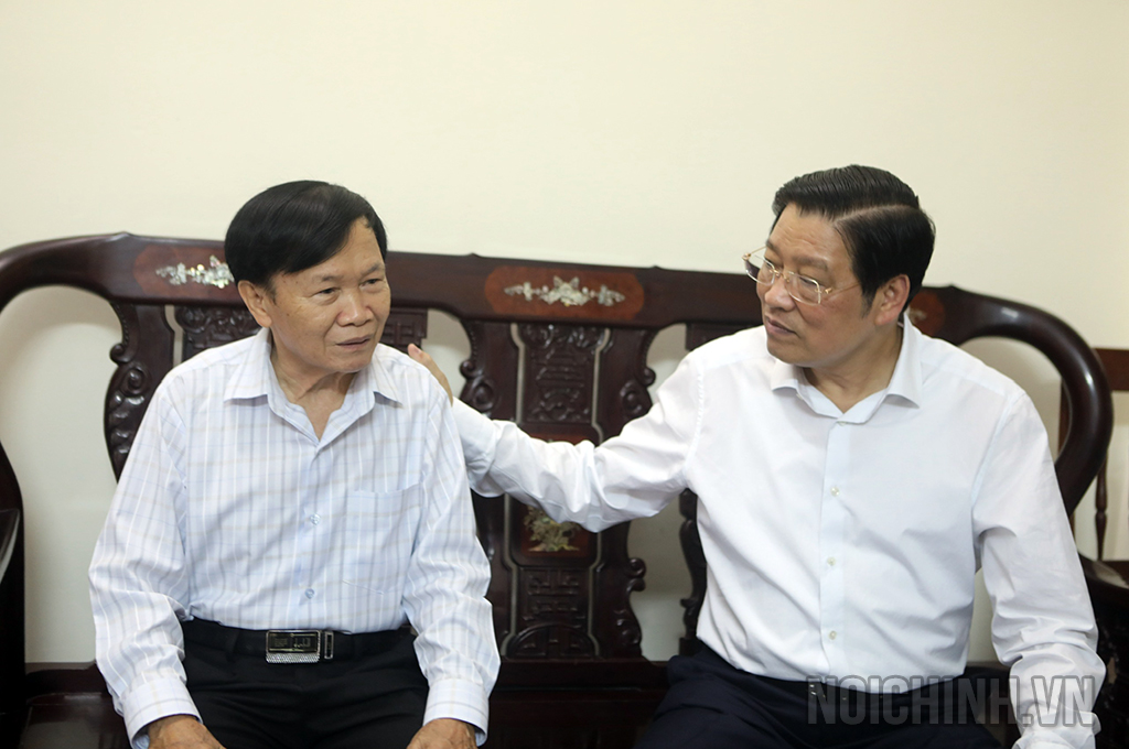 Đồng chí Phan Đình Trạc thăm hỏi đồng chí Nguyễn Xuân Dương, nguyên Bí thư Tỉnh ủy Bình Định