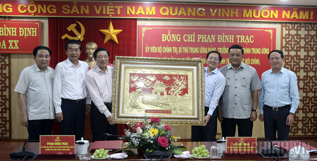 Lãnh đạo Ban Nội chính Trung ương tặng quà lưu niệm cho Ban Thường vụ Tỉnh ủy Bình Định