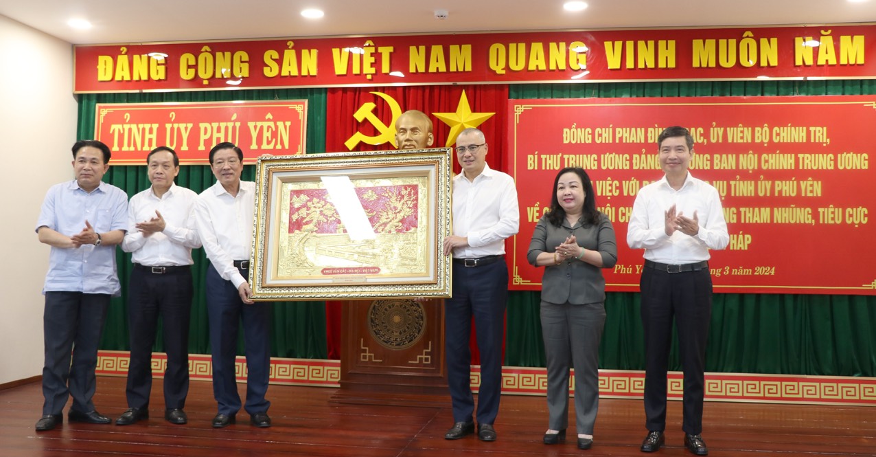 Lãnh đạo Ban Nội chính Trung ương trao quà lưu niệm tặng Ban Thường vụ Tỉnh ủy Phú Yên