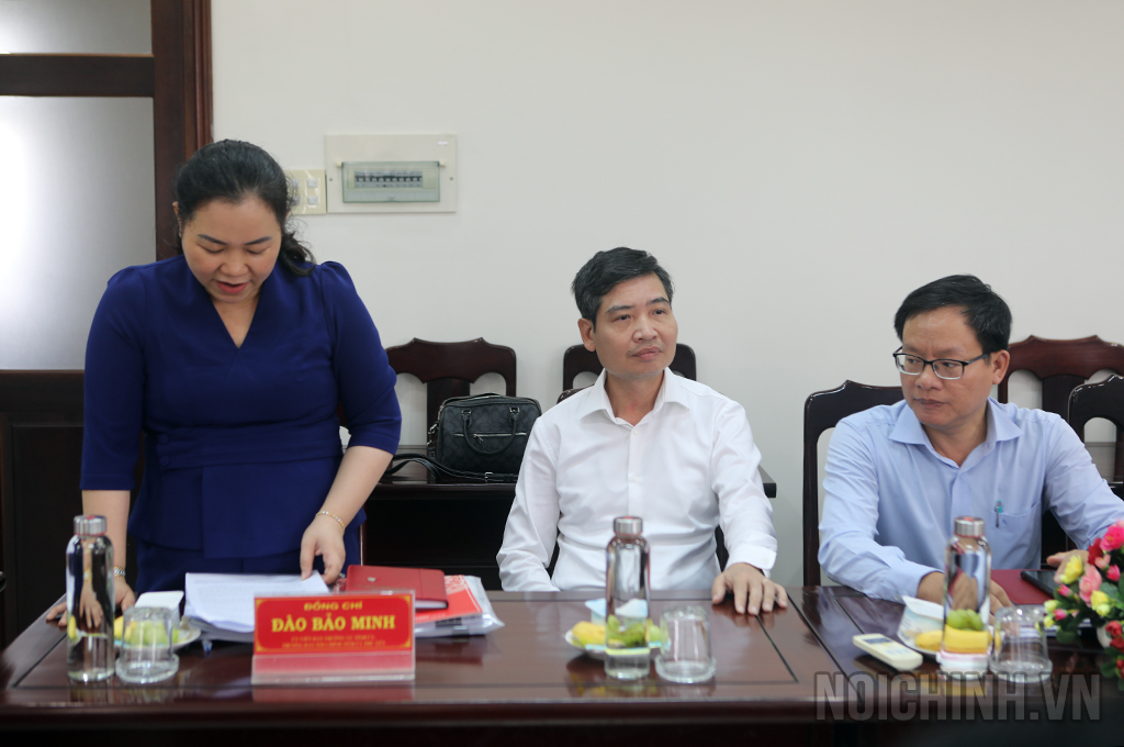 Đồng chí Đào Bảo Minh, Ủy viên Ban Thường vụ, Trưởng Ban Nội chính Tỉnh ủy Phú Yên trình bày báo cáo tại buổi làm việc