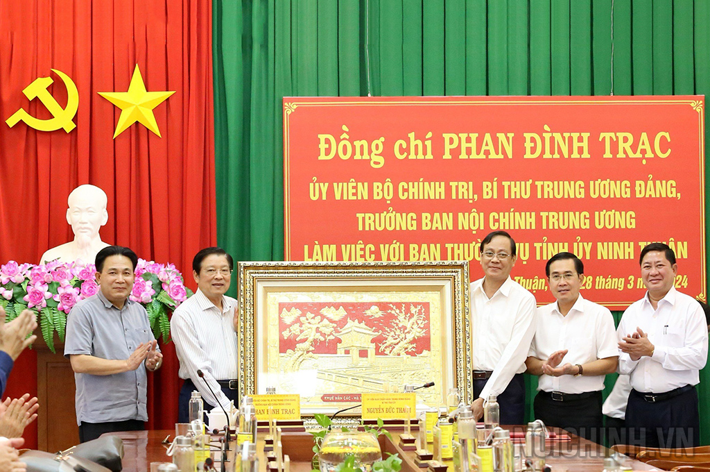 Đồng chí Phan Đình Trạc, Ủy viên Bộ Chính trị, Bí thư Trung ương Đảng, Trưởng Ban Nội chính Trung ương tao quà lưu niệm tặng Ban Thường vụ Tỉnh ủy Ninh Thuận