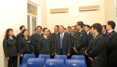 Phó Thủ tướng Nguyễn Xuân Phúc nói chuyện với cán bộ tại Trụ sở tiếp công dân của Trung ương Đảng và Nhà nước