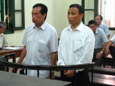 Bị cáo Trần Văn Khánh (trái) tại Tòa