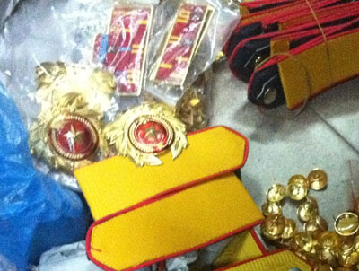 Quân hàm và nhiều quân dụng của lực lượng vũ trang được phát hiện