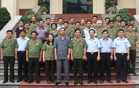 Tổng Thanh tra Chính phủ Huỳnh Phong Tranh, Thứ trưởng Thường trực Bộ Công an Đặng Văn Hiếu với các đại biểu dự buổi làm việc