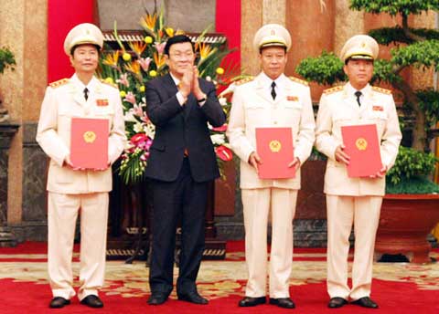 Chủ tịch nước Trương Tấn Sang trao Quyết định thăng cấp bậc hàm Thượng tướng cho các đồng chí Phạm Quý Ngọ, Lê Quý Vương và Trần Việt Tân