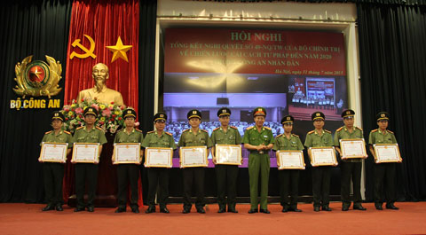 Thượng tướng Lê Quý Vương tặng Bằng khen của Bộ Công an cho các tập thể và cá nhân có thành tích xuất sắc