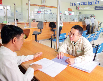 Cán bộ tiếp dân UBND huyện Bình Chánh (trái) giải thích nội dung khiếu nại của người dân