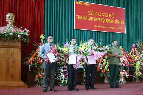 Đồng chí Hoàng Việt Cường, Bí thư Tỉnh uỷ trao các Quyết định điều động và bổ nhiệm cho lãnh đạo Ban Nội chính Tỉnh uỷ