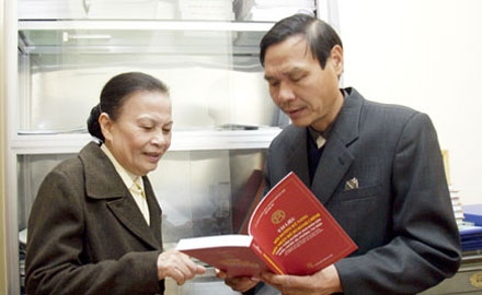 Người dân tham khảo tài liệu tại Tủ sách pháp luật của phường Điện Biên, quận Ba Đình