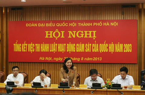 Đồng chí Nguyễn Thị Hồng Hà, Phó trưởng Đoàn đại biểu Quốc hội thành phố Hà Nội phát biểu tại Hội nghị