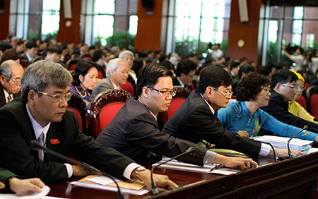 Các đại biểu Quốc hội biểu quyết thông qua các dự luật