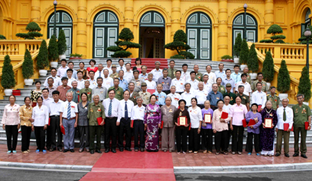 Phó Chủ tịch nước Nguyễn Thị Doan chụp ảnh cùng các đại biểu người có công tỉnh Hà Nam