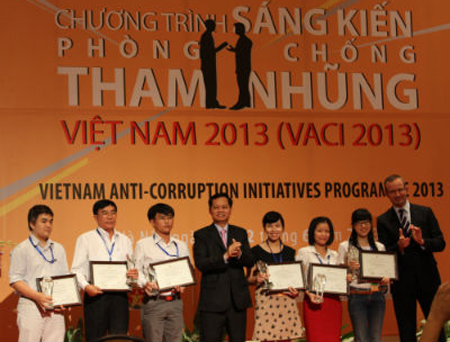 Ban tổ chức Chương trình Sáng kiến phòng, chống tham nhũng Việt Nam (VACI) 2013 đã trao giải cho 24 đề án xuất sắc nhất 