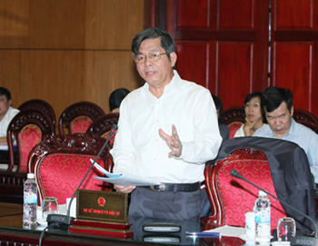 Bộ trưởng Bộ Kế hoạch và Đầu tư Bùi Quang Vinh trình bày Tờ trình tại phiên họp