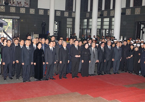 Đoàn Chủ tịch nước, do Chủ tịch nước Trương Tấn Sang dẫn đầu, viếng Đại tướng Võ Nguyên Giáp