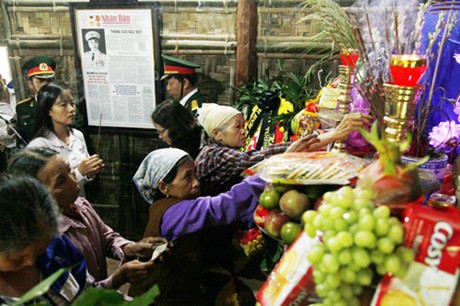 Tại xóm Bảo Biên, xã Bảo Linh (Định Hóa, Thái Nguyên) - nơi ở và làm việc của Đại tướng Võ Nguyên Giáp từ năm 1949 đến 1954, bà con các dân tộc thiểu số đã đến viếng Đại tướng. Ảnh: Báo Thái Nguyên